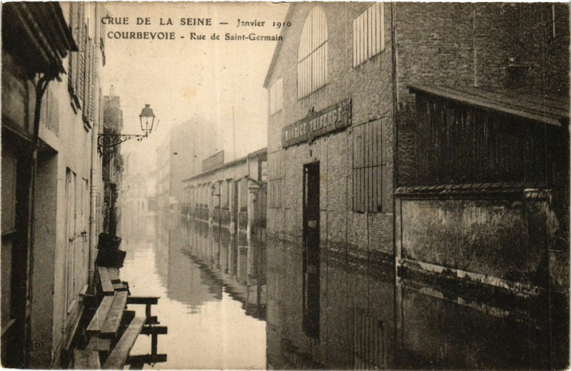 Carte postale ancienne Crue de la Seine Courbevoie Rue de St Germain à Courbevoie