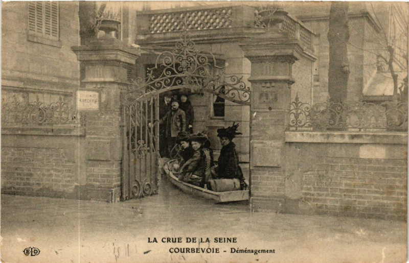 Carte postale ancienne Crue de la Seine Courbevoie Déménagement à Courbevoie