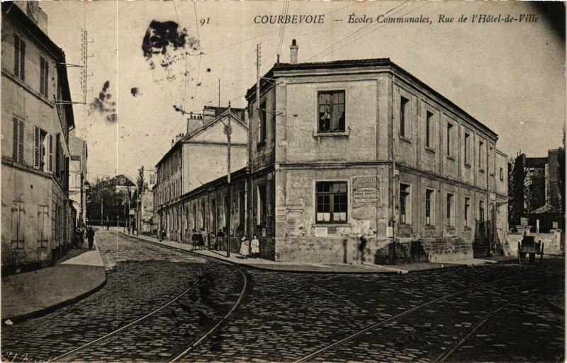 Carte postale ancienne Courbevoie Ecoles Communales-Rue de l'Hotel de Ville à Courbevoie