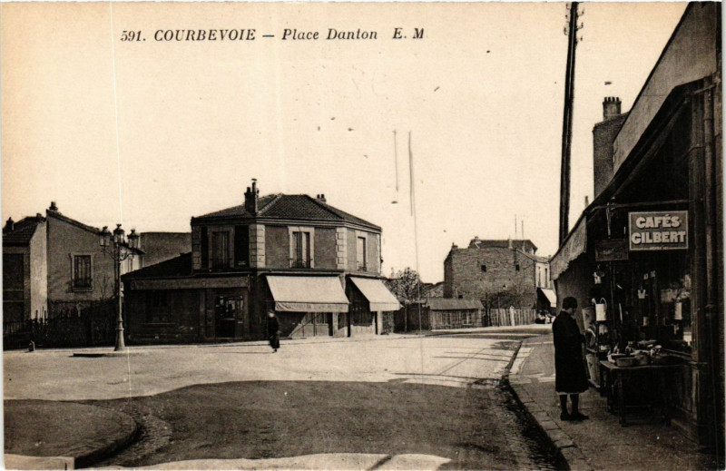 Carte postale ancienne Courbevoie Place Danton à Courbevoie