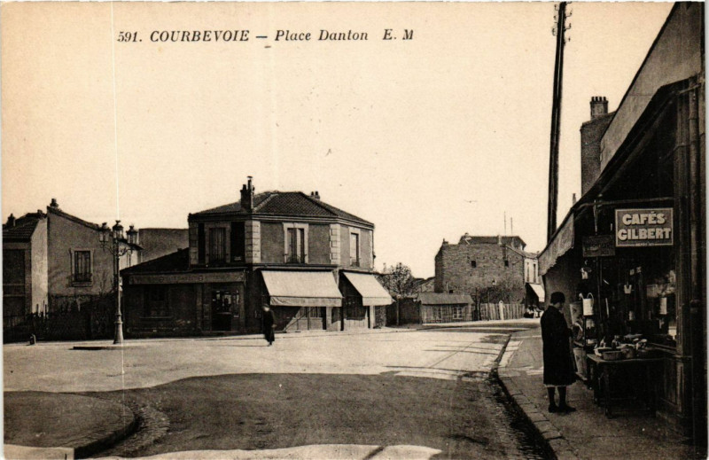 Carte postale ancienne Courbevoie Place Danton à Courbevoie