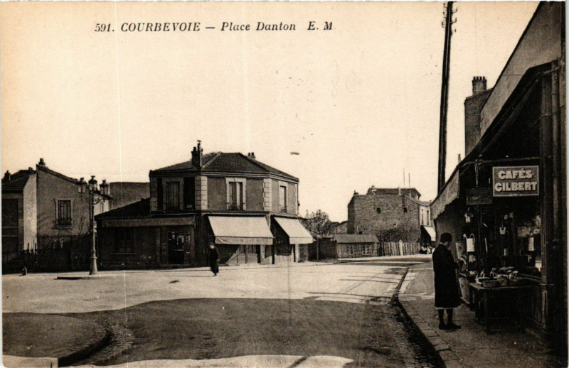 Carte postale ancienne Courbevoie Place Danton à Courbevoie