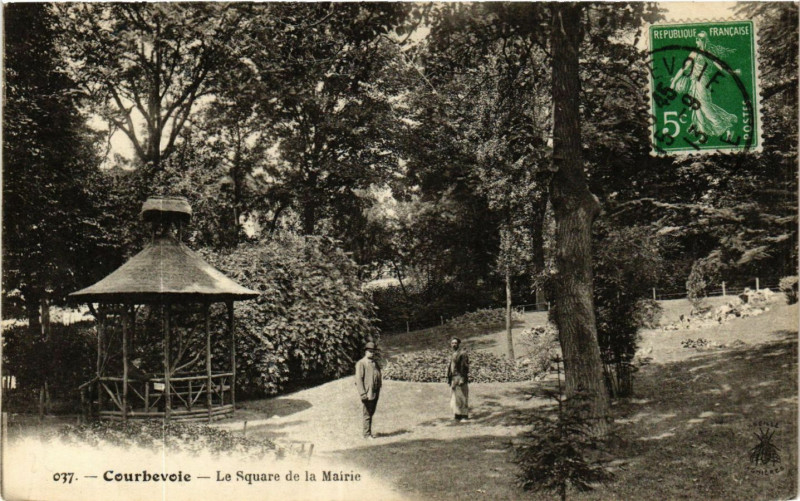 Carte postale ancienne Courbevoie Le Square de la Mairie à Courbevoie