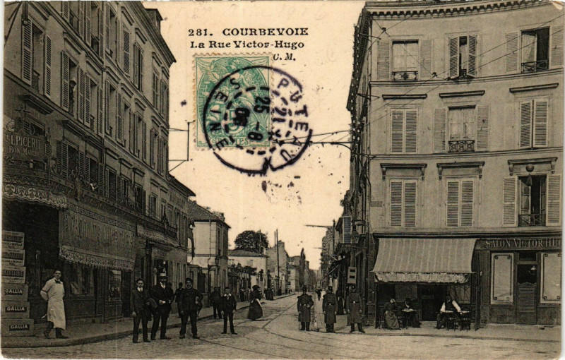 Carte postale ancienne Courbevoie La Rue Victor Hugo à Courbevoie