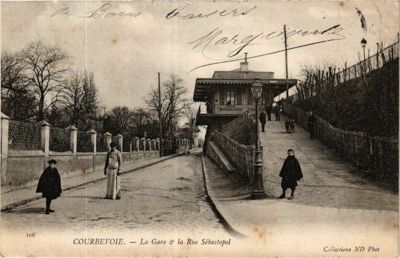 Carte postale ancienne Courbevoie La Gare et la Rue Sébastopol à Courbevoie