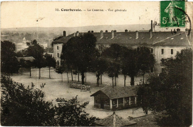 Carte postale ancienne Courbevoie La Caserne-Vue générale à Courbevoie