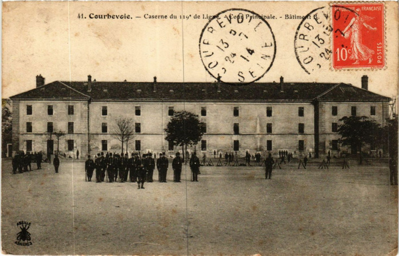 Carte postale ancienne Courbevoie Cour Principale à Courbevoie