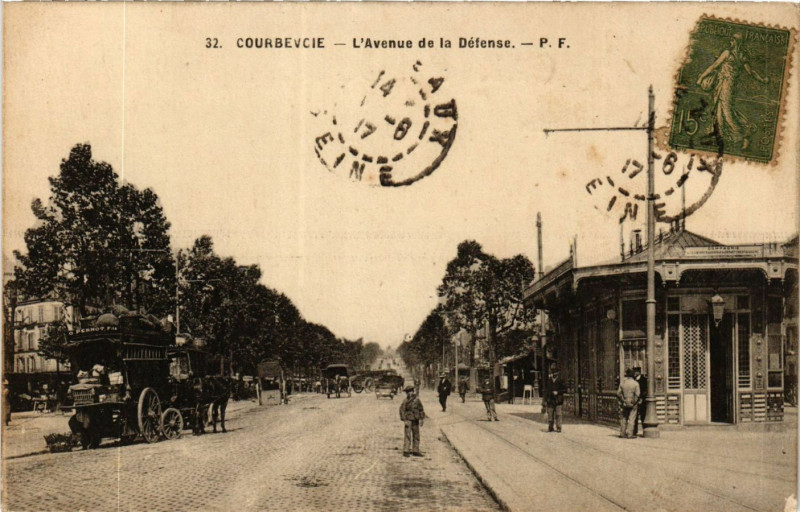 Carte postale ancienne Courbevoie Avenue de la Défense à Courbevoie