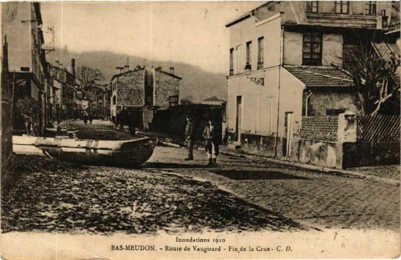 Carte postale ancienne Bas Meudon Route de Vaugirard - Fin de la Crue à Meudon