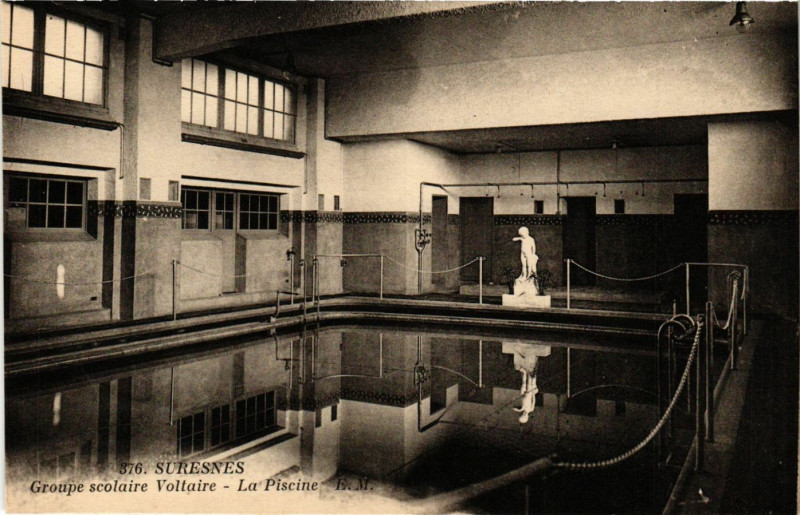 Carte postale ancienne Suresnes - Groupe scolaire Voltaire à Suresnes