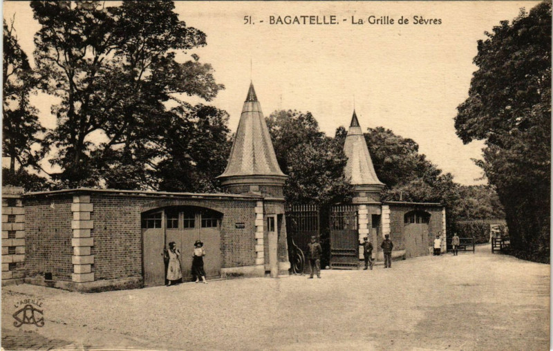 Carte postale ancienne Bagatelle - La Grille de Sevres à Sèvres