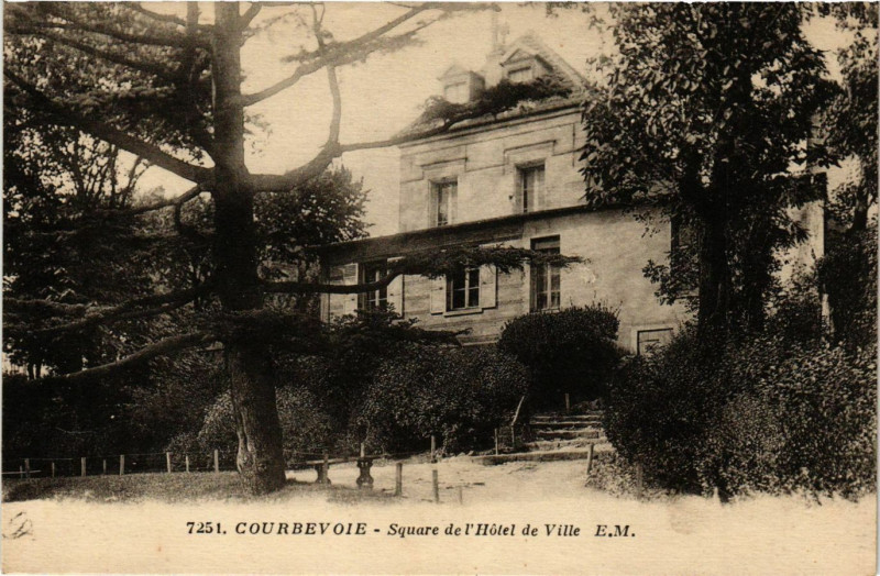Carte postale ancienne Courbevoie - Square de l'Hotel de Ville à Courbevoie