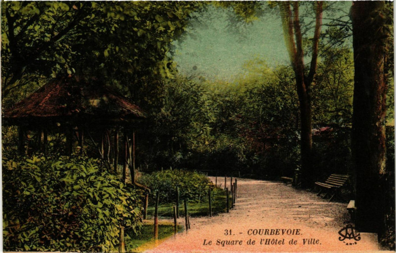 Carte postale ancienne Courbevoie - Le Square de l'Hotel de Ville à Courbevoie