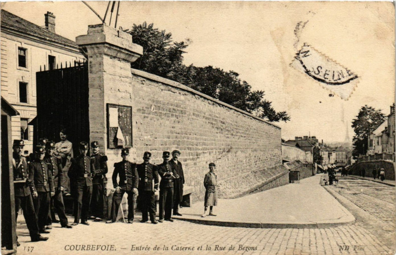 Carte postale ancienne Courbevoie - Entree de la Caserne à Courbevoie