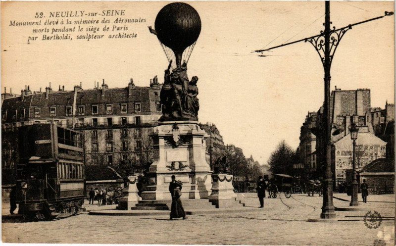 Carte postale ancienne Monument élevé à la mémoire des Aéronautes morts perdant le siège de Paris à Paris 17e