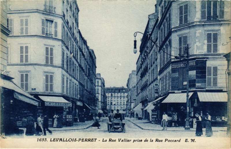 Carte postale ancienne Levallois Perret - La Rue Vallier prise de la Rue Poccard à Levallois-Perret