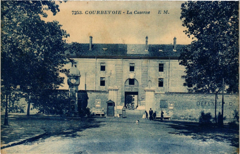 Carte postale ancienne Courbevoie - La Caserne à Courbevoie