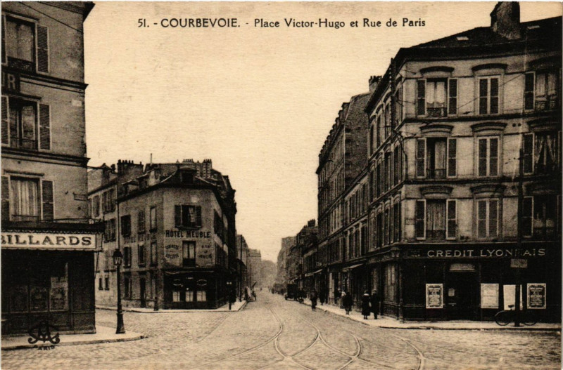 Carte postale ancienne Courbevoie - Place Victor-Hugo à Courbevoie