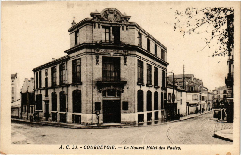 Carte postale ancienne Courbevoie - Le Nouvel Hotel des Postes à Courbevoie