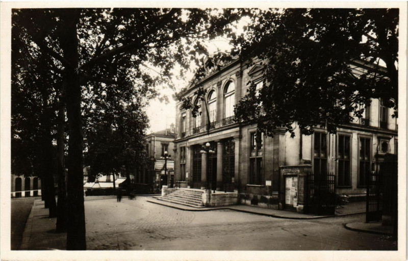Carte postale ancienne Courbevoie - L'Hotel de Ville à Courbevoie
