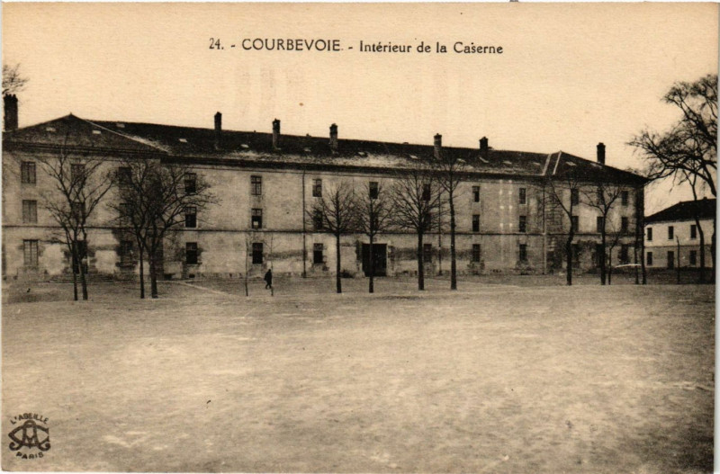 Carte postale ancienne Courbevoie - Interieur de la Caserne à Courbevoie