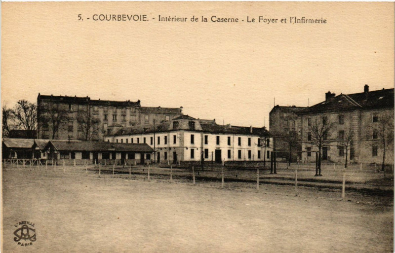 Carte postale ancienne Courbevoie - Interieur de la Caserne à Courbevoie