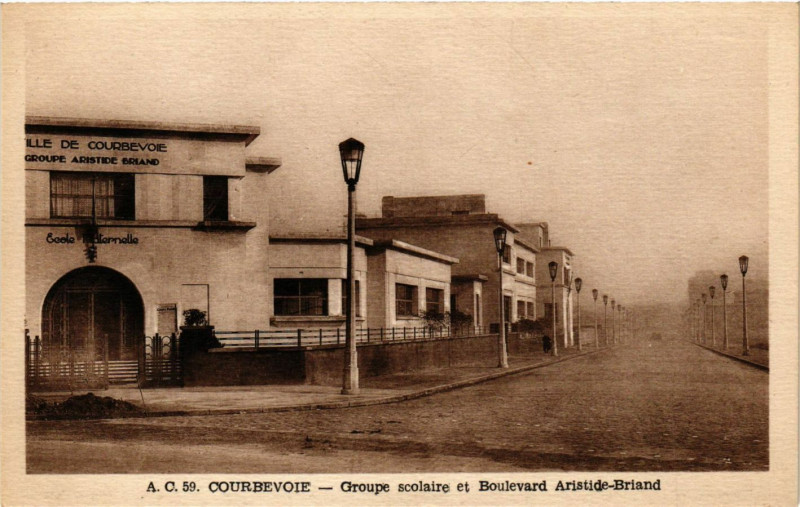 Carte postale ancienne Courbevoie - Groupe Scolaire à Courbevoie