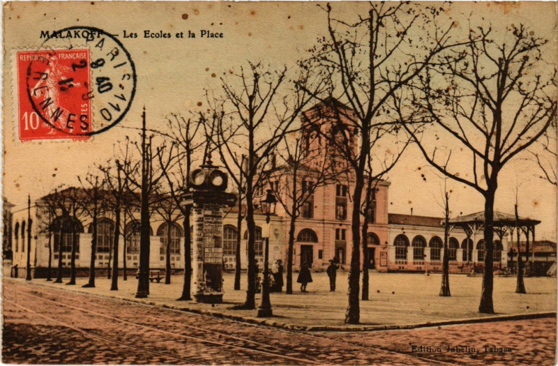 Carte postale ancienne Malakoff - Les Ecoles et le Place à Malakoff