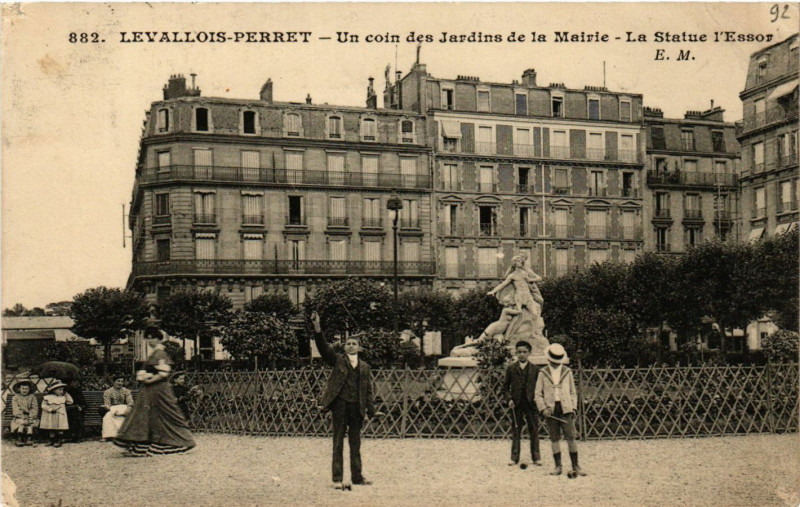 Carte postale ancienne Levallois-Perret - Un coin des Jardins de la Mairie à Levallois-Perret
