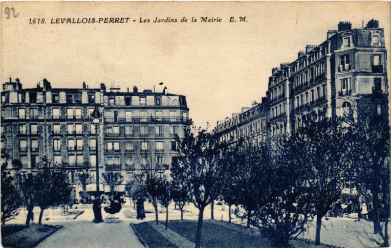 Carte postale ancienne Levallois-Perret - Les Jardins de la Mairie à Levallois-Perret