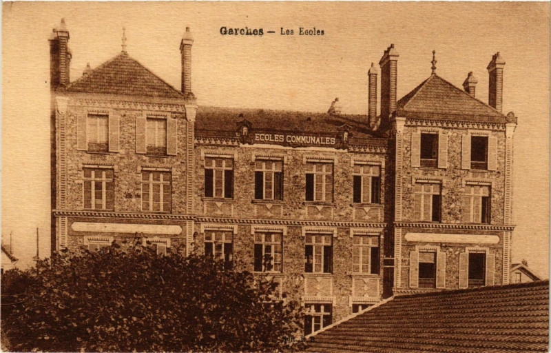 Carte postale ancienne Garches - Les Ecoles à Garches