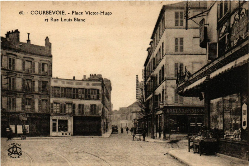 Carte postale ancienne Courbevoie - Place Victor Hugo à Courbevoie
