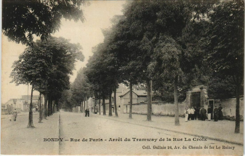Carte postale ancienne Bondy Rue de Paris Arrét du Tramway à Bondy