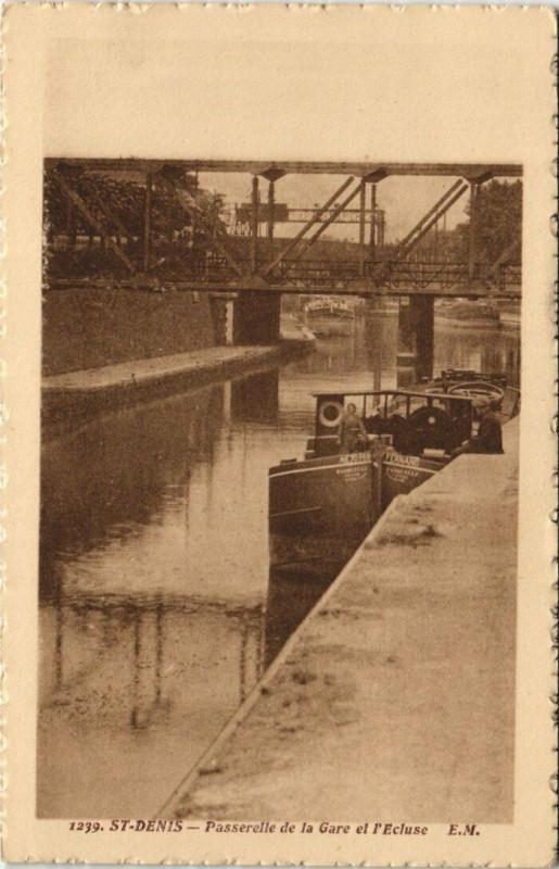 Carte postale ancienne Saint-Denis - Passerelle de la Gare et l'Ecluse à Saint-Denis