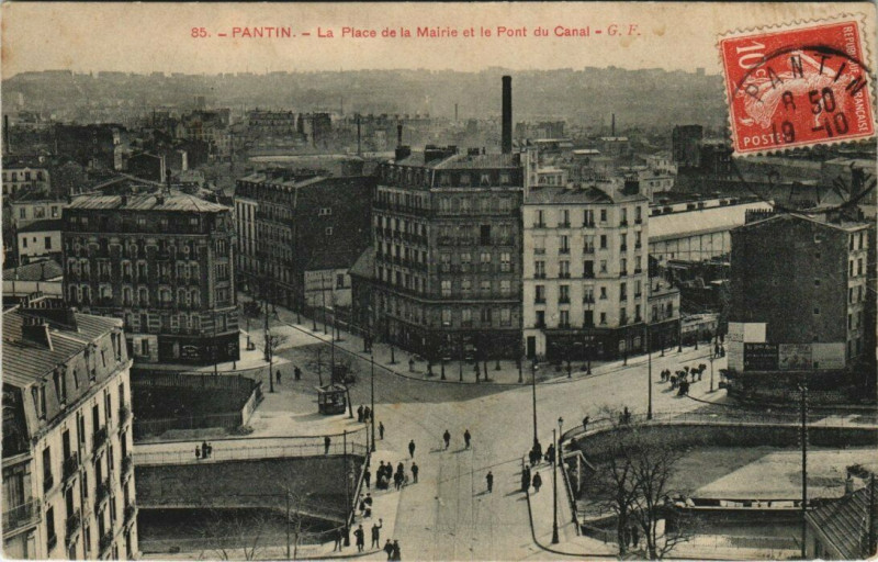 Carte postale ancienne Pantin - La Place de la Mairie et le Pont du Canal à Pantin