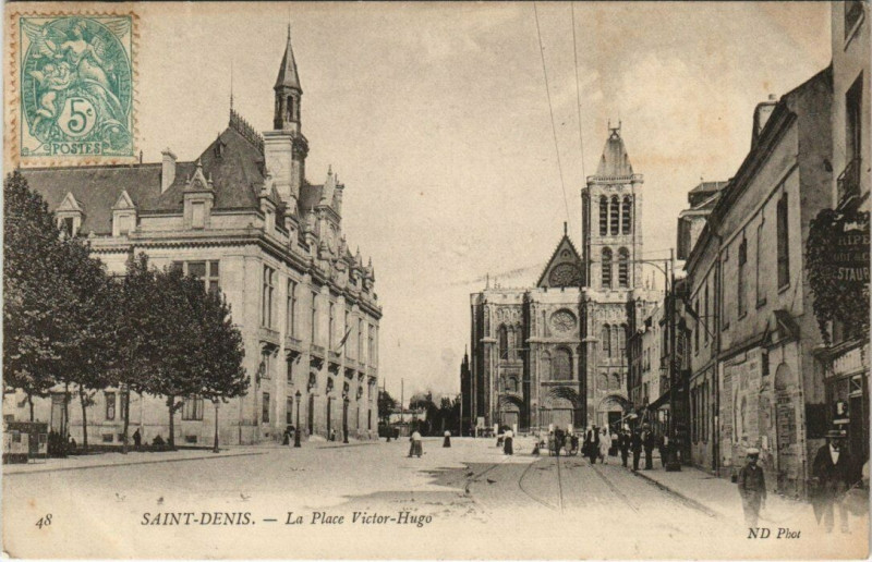 Carte postale ancienne Saint-Denis - La Place Victor Hugo à Saint-Denis