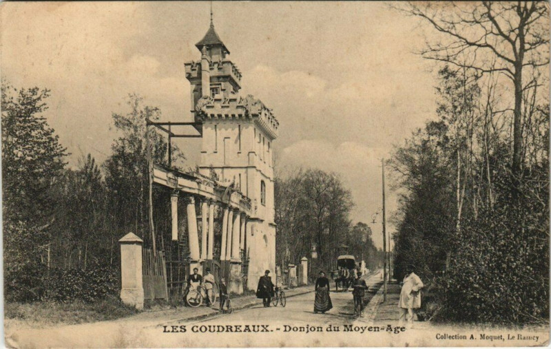 Carte postale ancienne Les Coudreaux - Donyon du Moyen-Age