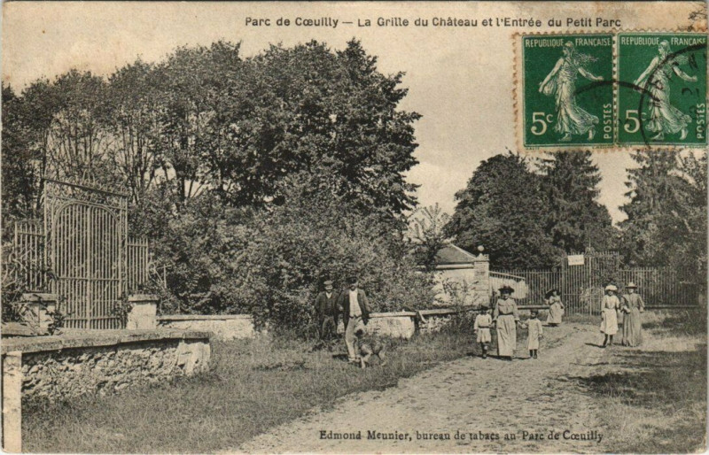 Carte postale ancienne Parc de Coeully - La Grille du Chateau et l'Entree du Petit Parc
