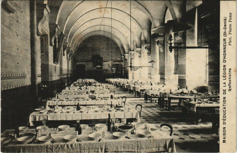 Carte postale ancienne Maison D'Education de la Legion D'Honneur (Saint-Denis) à Saint-Denis