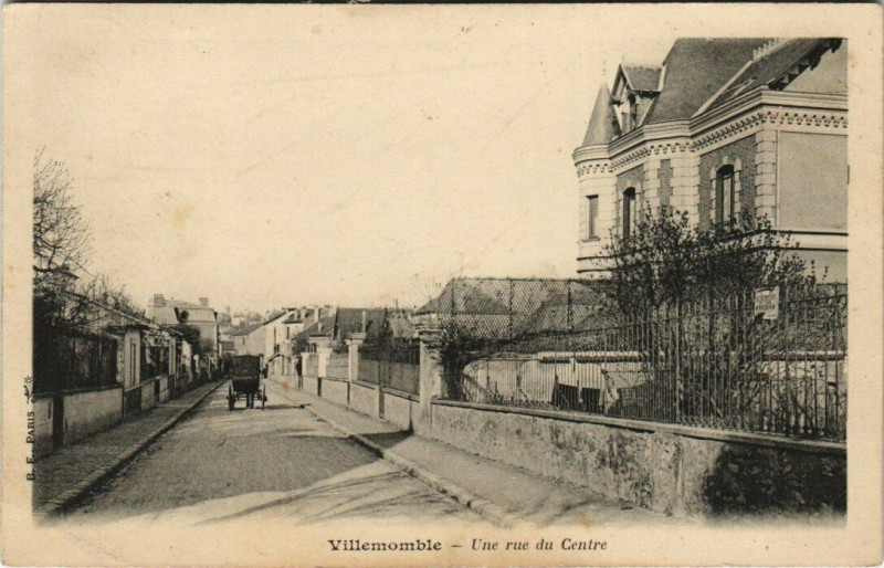 Carte postale ancienne Villemomble - Une rue du Centre à Villemomble