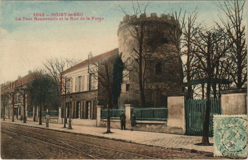 Carte postale ancienne Noisy-le-Sec - La Tour Bonnevalle et la Rue de la Forge à Noisy-le-Sec