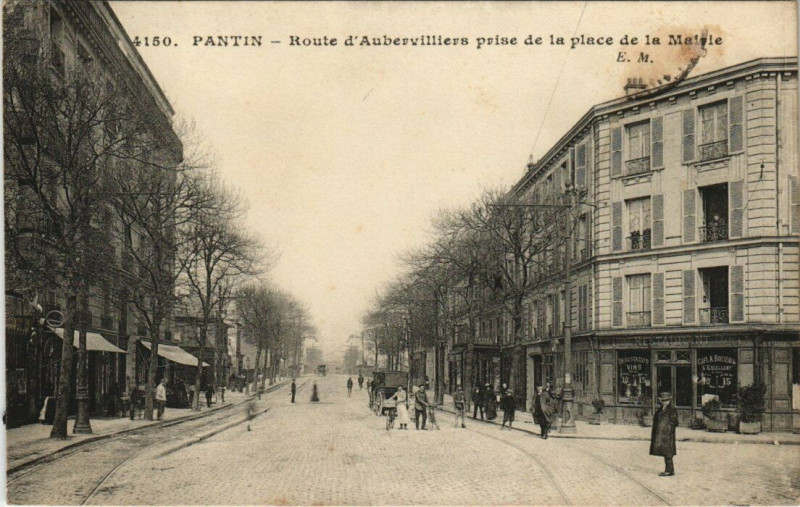 Carte postale ancienne Pantin - Route d'Aubervillers prise de la place de la Mairie à Pantin