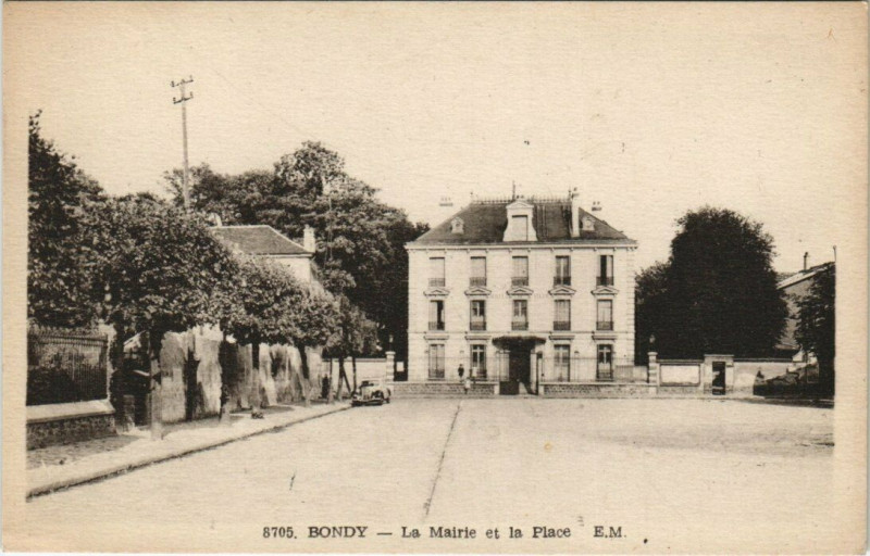 Carte postale ancienne Bondy - La Mairie et la Place à Bondy