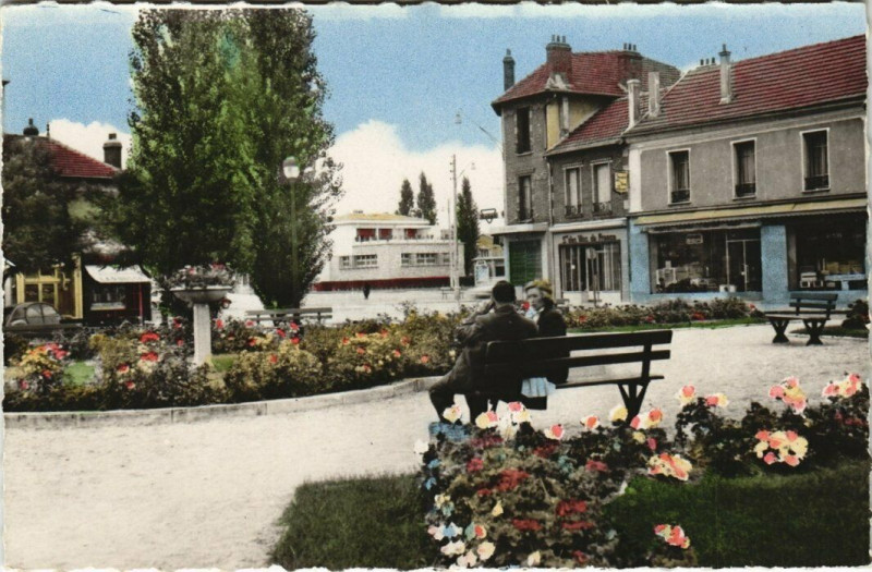Carte postale ancienne Servan - Place Gaston-Bussiere