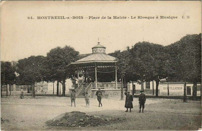 Carte postale ancienne Montreuil a Bois - Place de la Mairie - Le Kiosque a Musique à Montreuil
