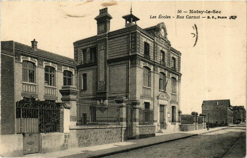 Carte postale ancienne Noisy-le-Sec Les EColes Rue Carnot à Noisy-le-Sec
