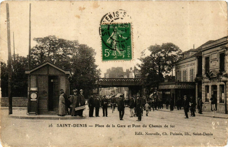 Carte postale ancienne Saint-Denis Place de la Gare Pont du Chemin de Fer à Saint-Denis
