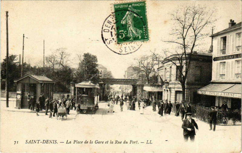 Carte postale ancienne Saint-Denis Place de la Gare et Rue du Port à Saint-Denis