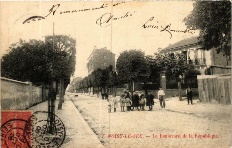Carte postale ancienne Noisy-le-Sec Le Boulevard de la Republique à Noisy-le-Sec