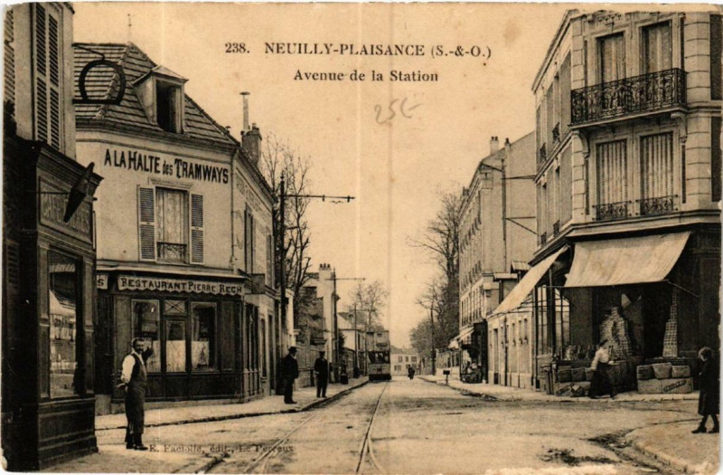 Carte postale ancienne Neuilly-Plaisance Avenue de la Station à Neuilly-Plaisance